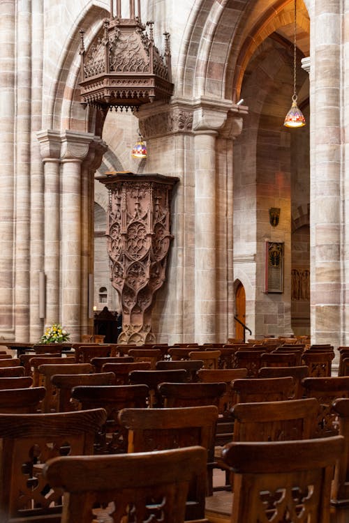 Бесплатное стоковое фото с вертикальный выстрел, кафедральный собор, колонны