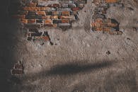 复古砖墙的纹理暴露，非常适合用作背景