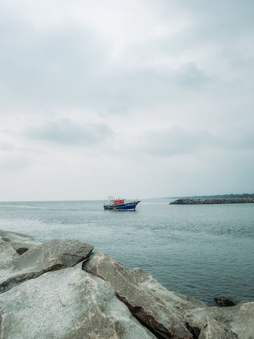 Kostenloses Stock Foto zu bootfahren, felsen, küste