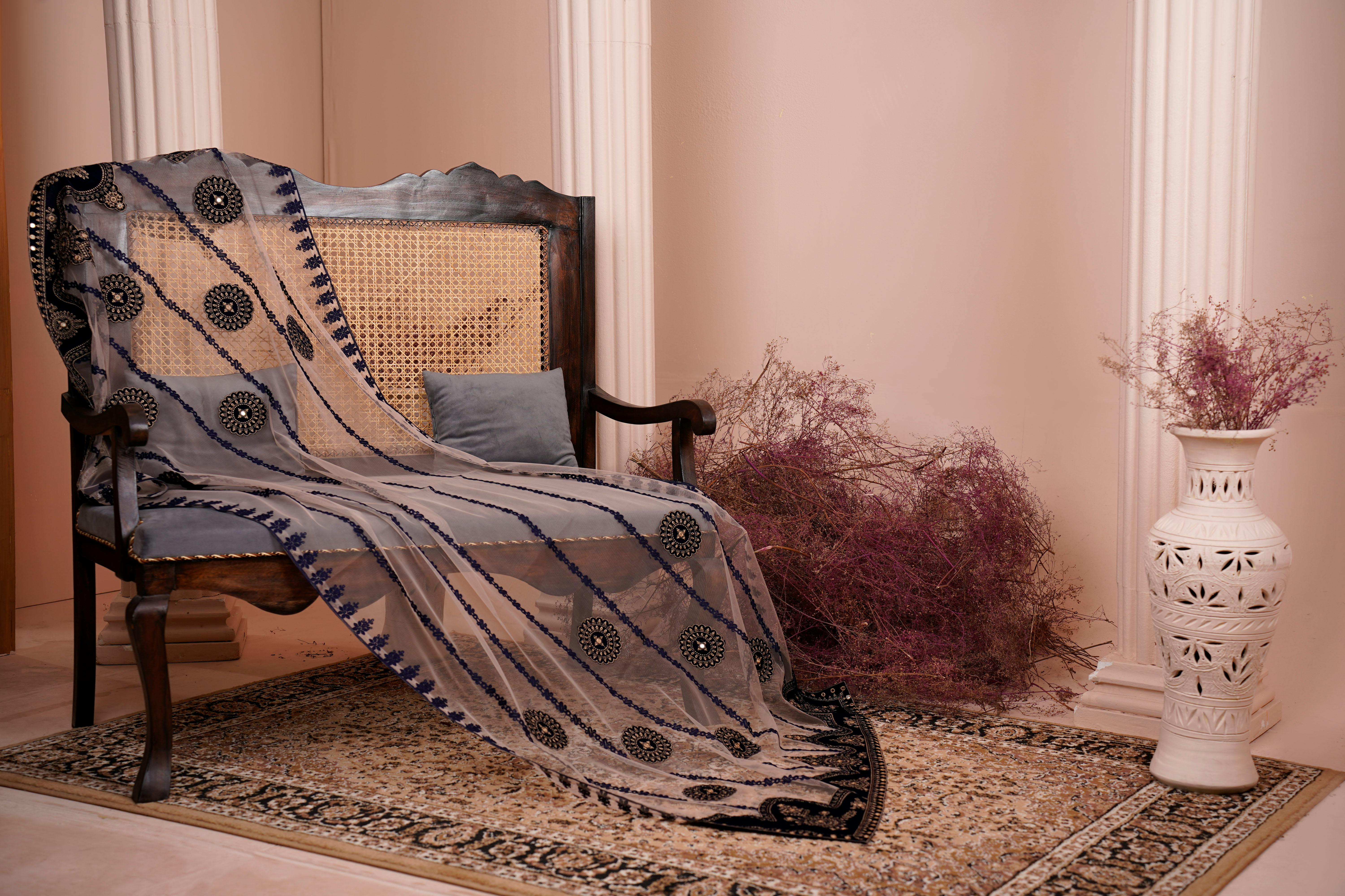 Boğa burcunun zarafetini ve Venüs gezegeninin estetik anlayışını yansıtan, lüks ve sanatsal detaylarla dolu şık bir kompozisyon.