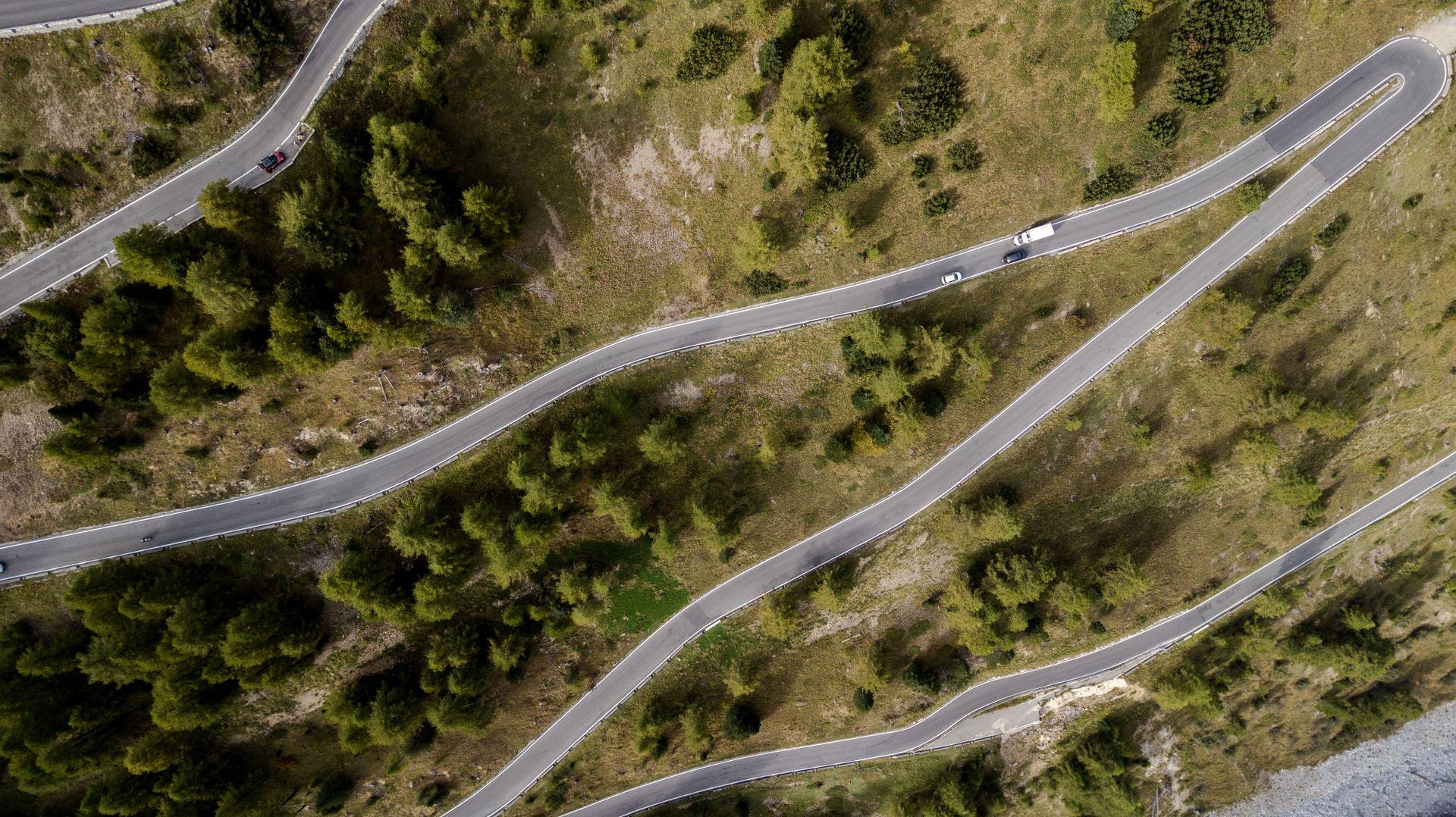 İspanya'da boş dağ virajlı yolu