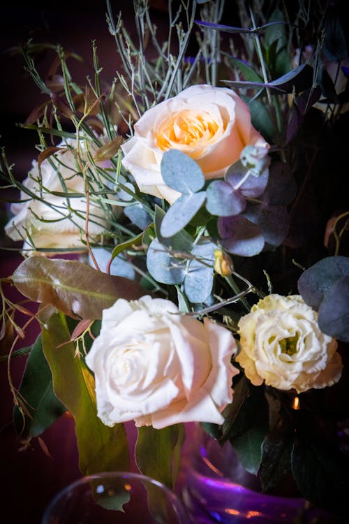 Foto profissional grátis de arranjo floral, buquê de rosas, decorações de casamento