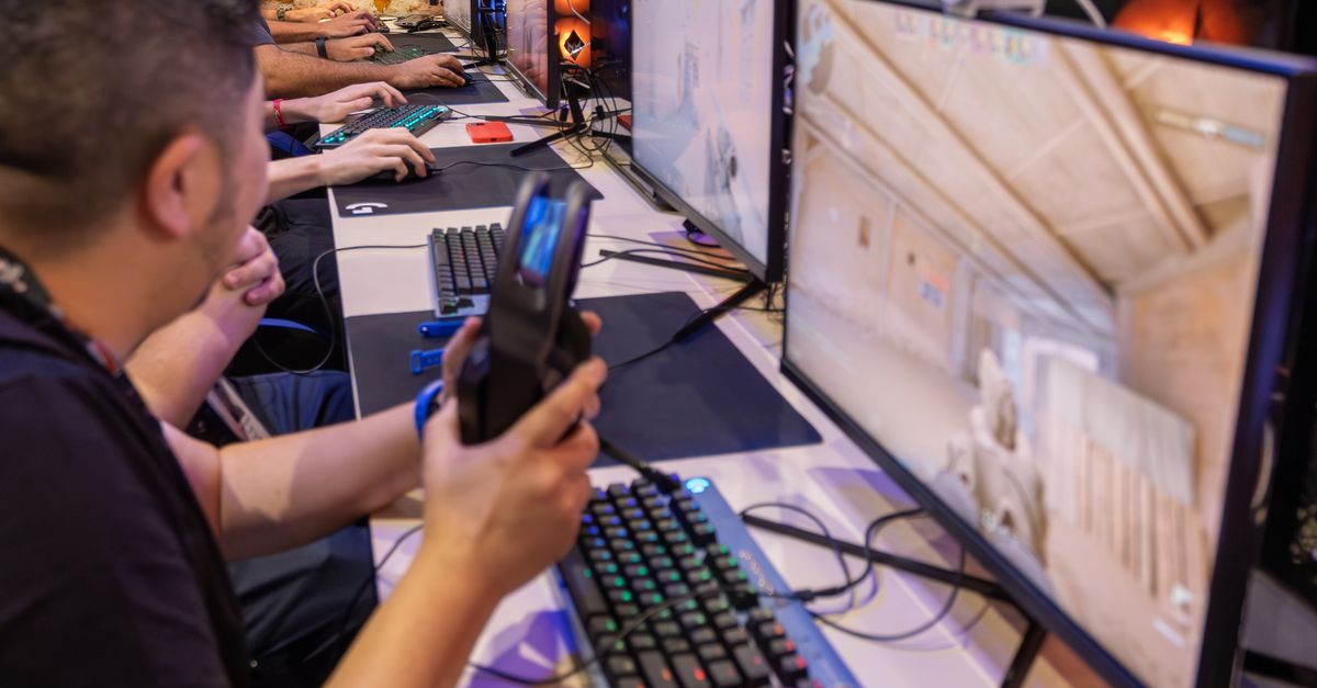 People Playing Computer Games at a Convention · Free Stock Photo