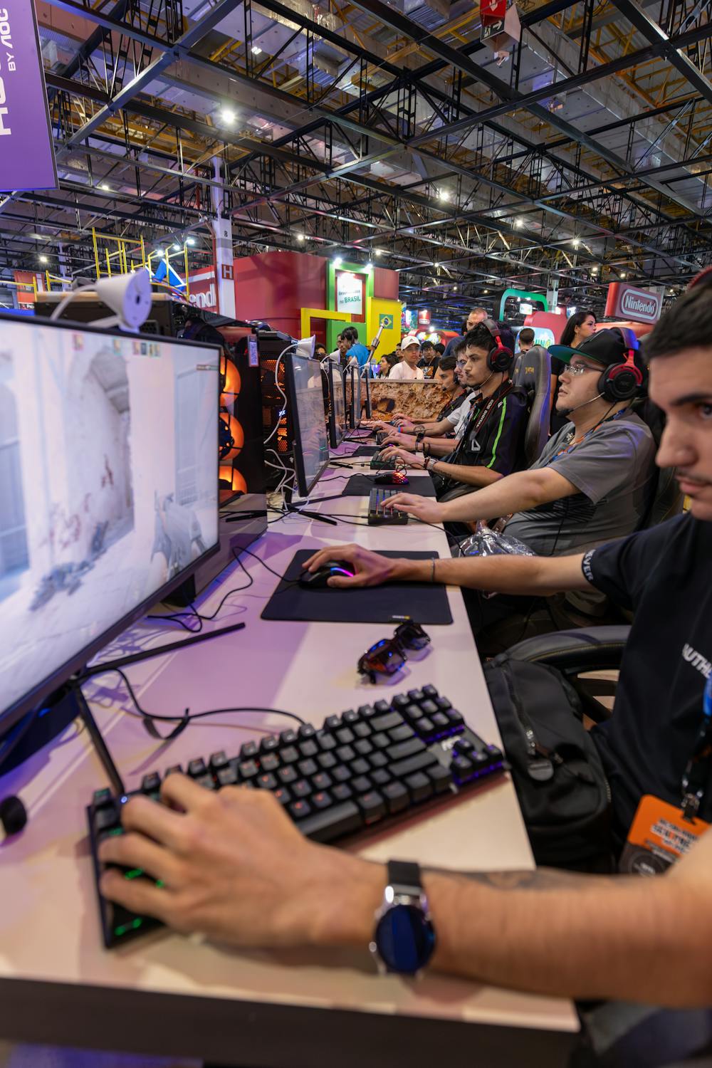 People Playing Computer Games at a Convention · Free Stock Photo