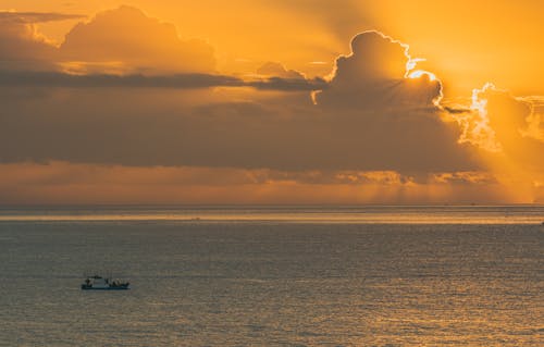 Foto profissional grátis de alvorecer, barco, cair da noite