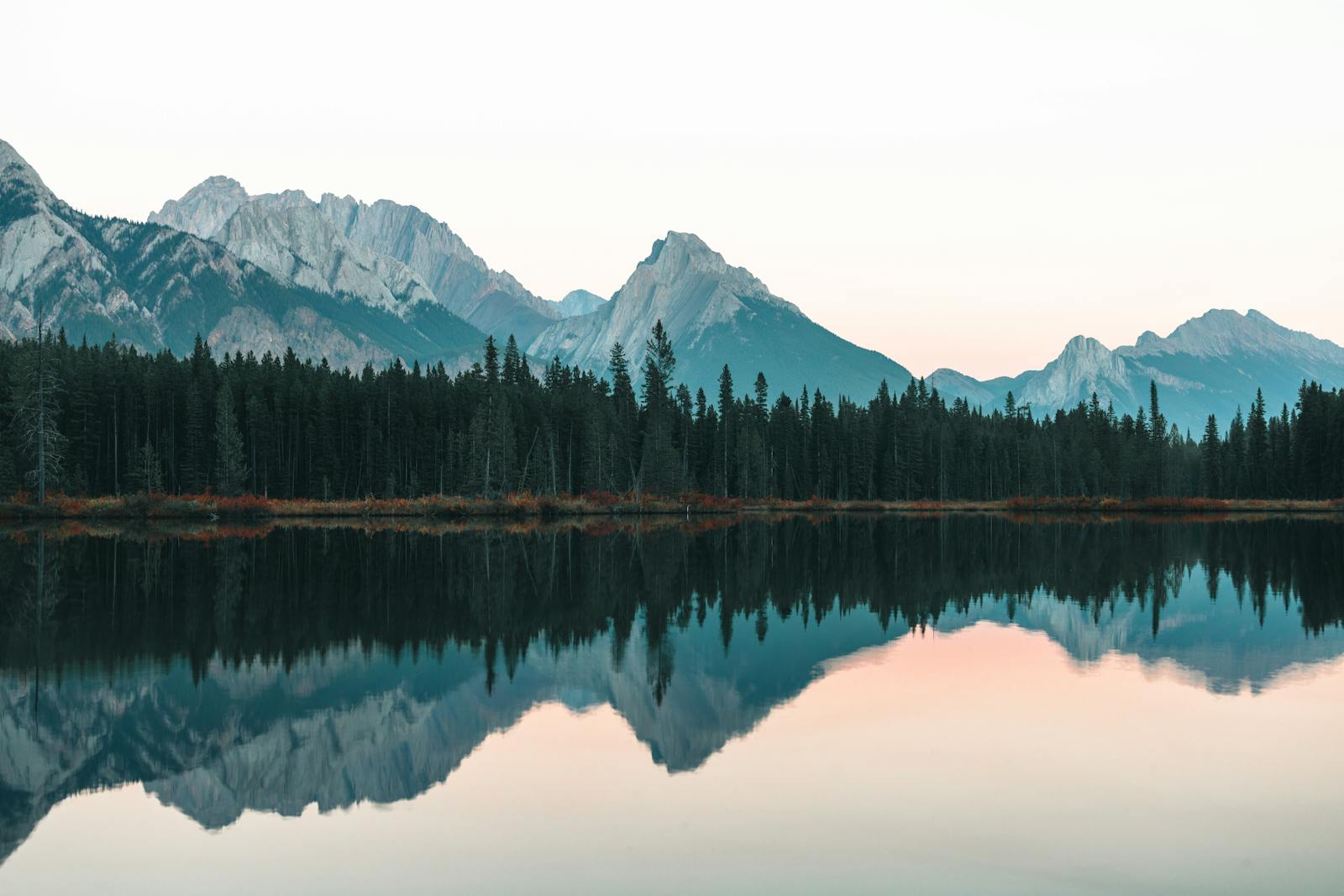 Vue époustouflante sur les montagnes du Kananaskis et leur reflet dans un lac calme au Canada.