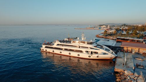 Free Aerial view of a luxury yacht moored at Yalova, Türkiye, during the day. Stock Photo