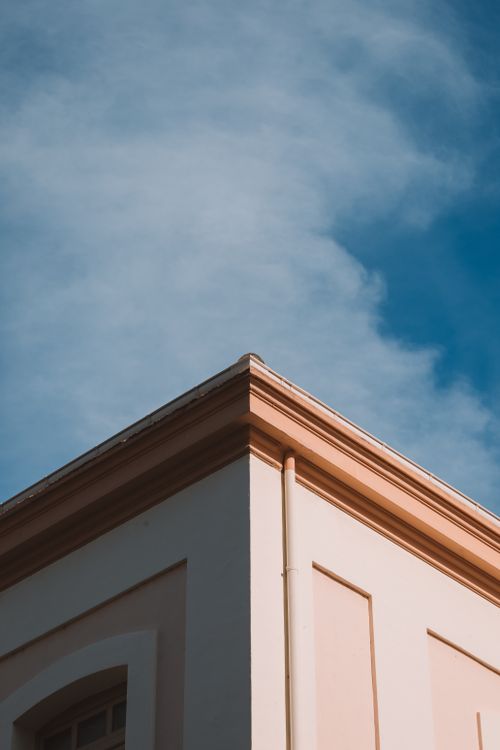 Free Minimalist building facade against a clear blue sky, showcasing architectural simplicity. Stock Photo