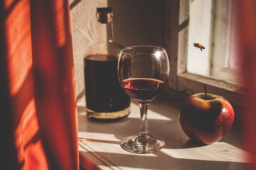 Foto stok gratis alkohol, ambang jendela, anggur