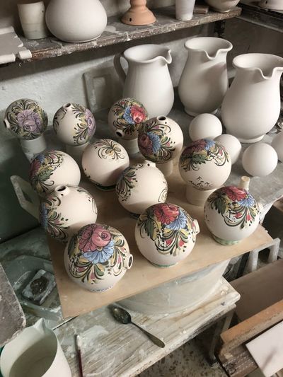 Hand-painted ceramics (maiolica)