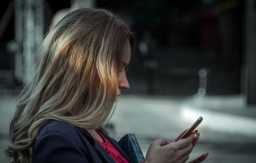 Online dating: starting a conversation on a niche platform