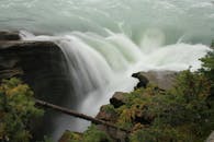 在加拿大阿尔伯塔省贾斯珀，探索壮丽的阿萨巴斯卡瀑布