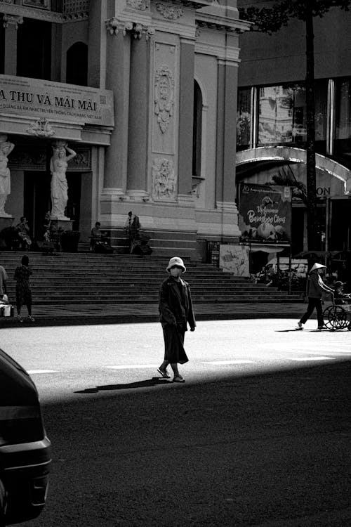 Free Black and White Photo of Pedestrians on the Street Stock Photo