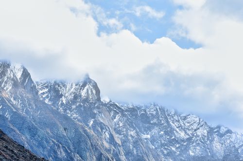 Free Majestic snow-covered mountains of Kedarnath, India, under a cloudy sky, showcasing natural beauty and rugged terrain. Stock Photo