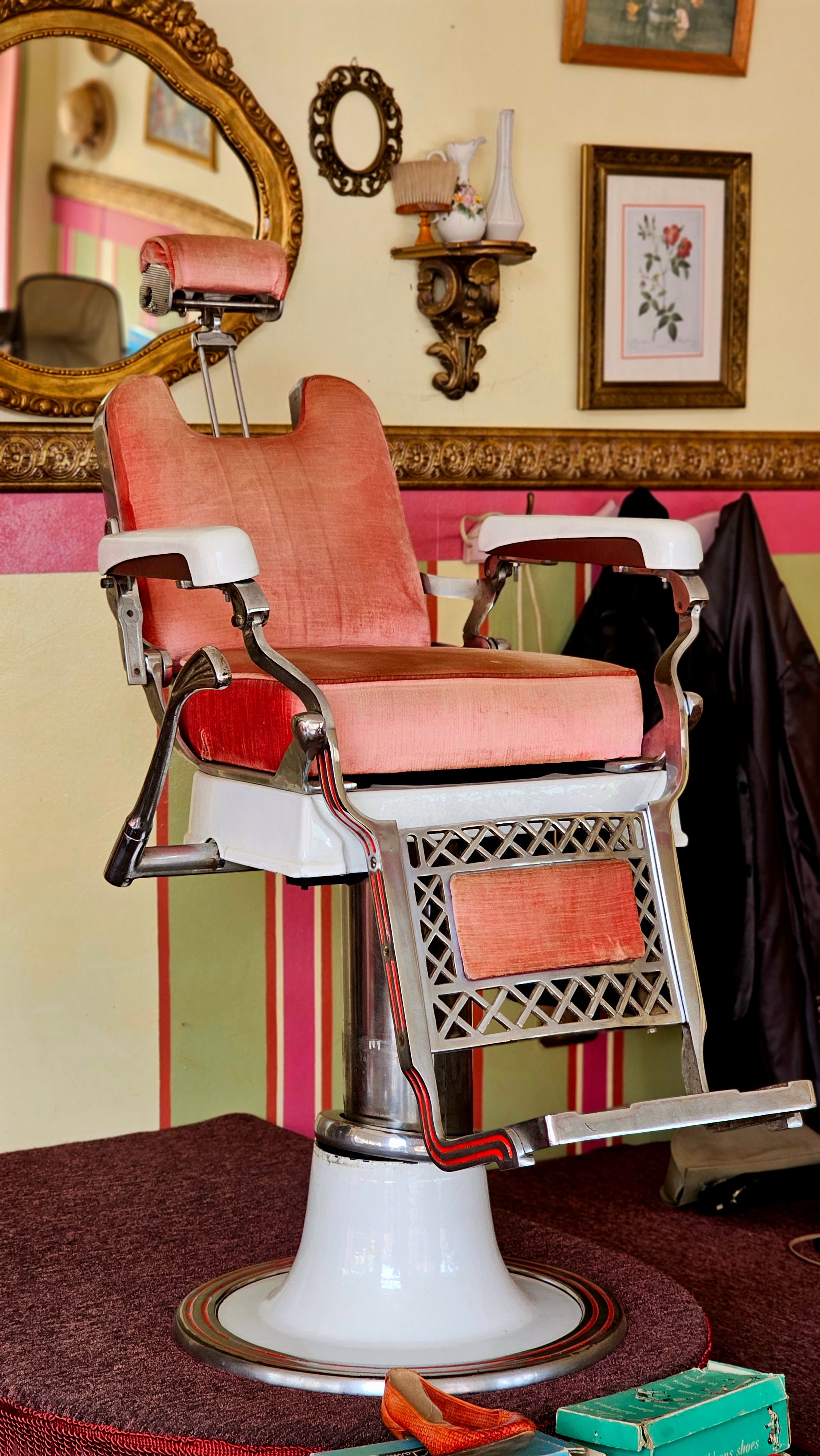 Vintage Table and Luxury Lamp