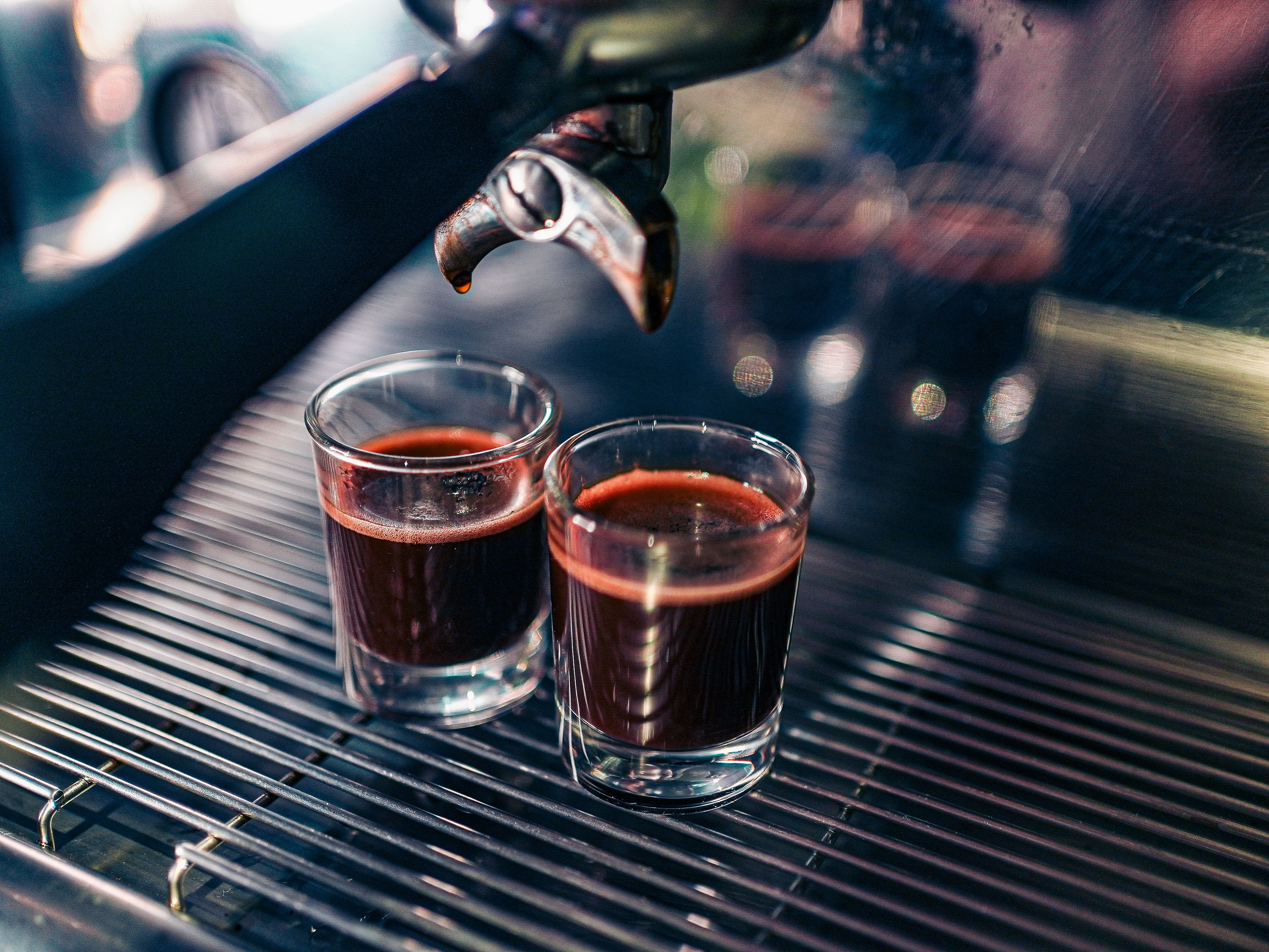 Double espresso coulant d'une cafetière à grain automatique moderne