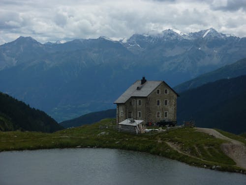 Kostnadsfri bild av bergen, bergskedja, byggnad