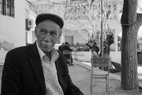 Free Portrait of an elderly man with a mustache in Çomakdağ, Türkiye. Captivating black and white street photography. Stock Photo