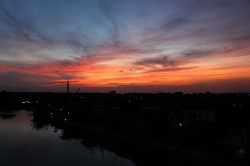 Foto Da Silhueta Do Edifício Do Horizonte Abaixo Do Céu Laranja E Azul