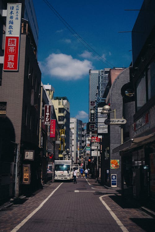 Free Narrow Alley in Tokyo  Stock Photo
