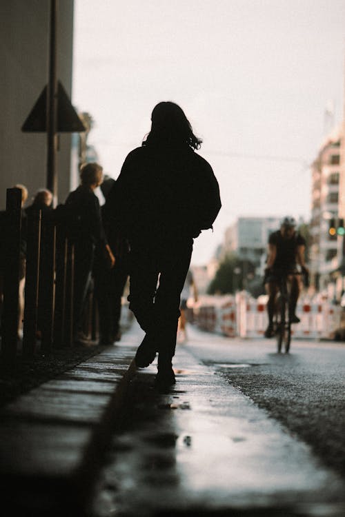 Foto profissional grátis de andando, andar de bicicleta, casaco