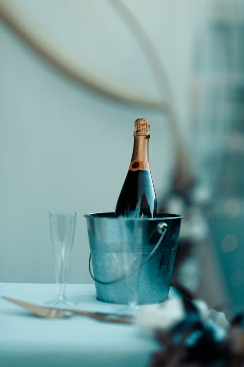 Bouteille de champagne images libres de droit, photos de Bouteille de  champagne