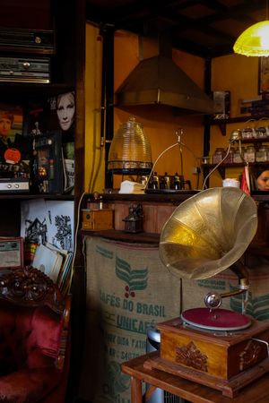 Interior de bar vintage cu decor eclectic și atmosferă caldă, similar cafenelei Singer din Kazimierz