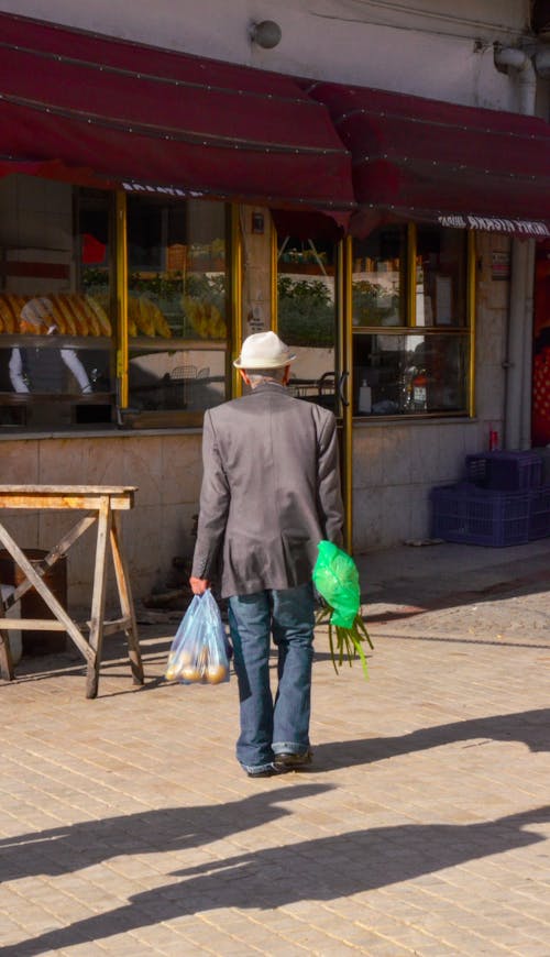 Fotos de stock gratuitas de anciano, bolso, caminando