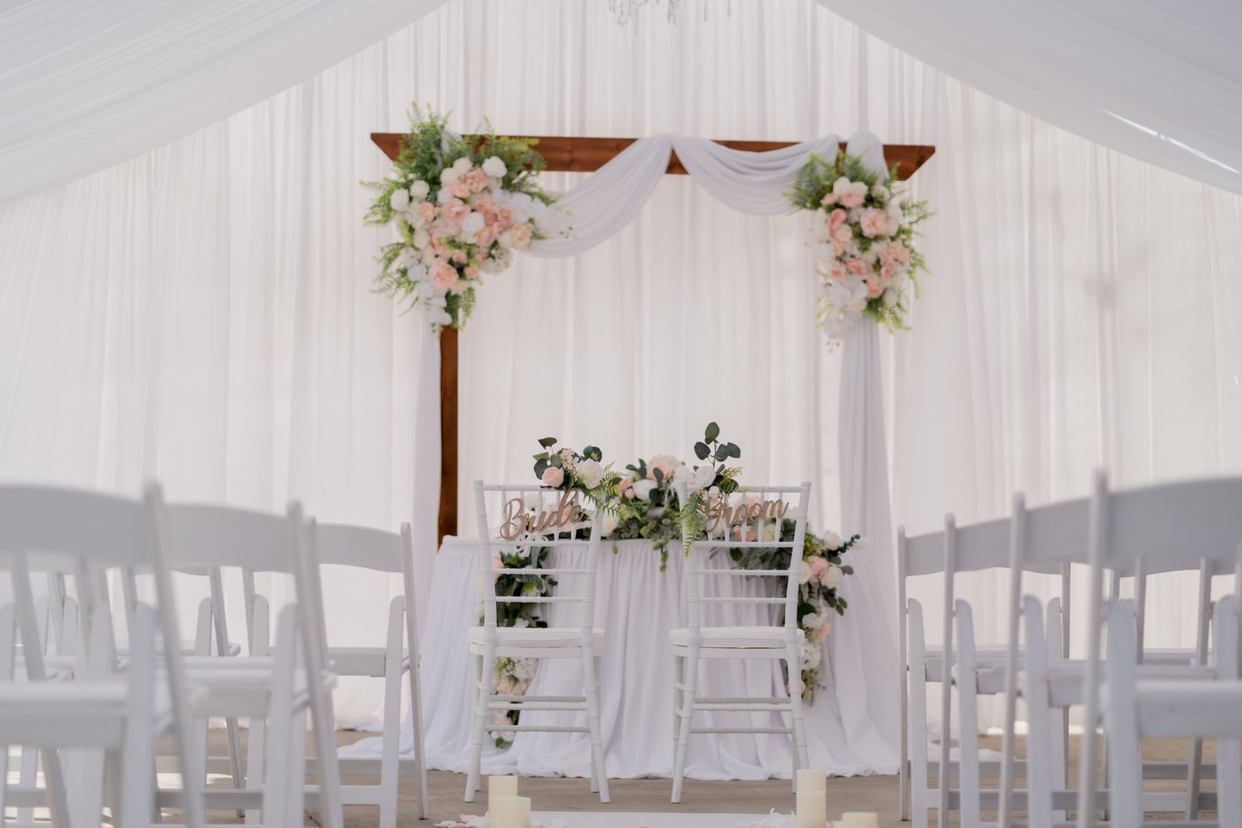 Pareja de novios entre la decoración de su boda