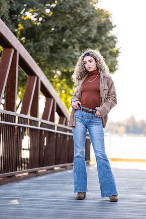 Immagine gratuita di dolcevita, fotografia di moda, jeans