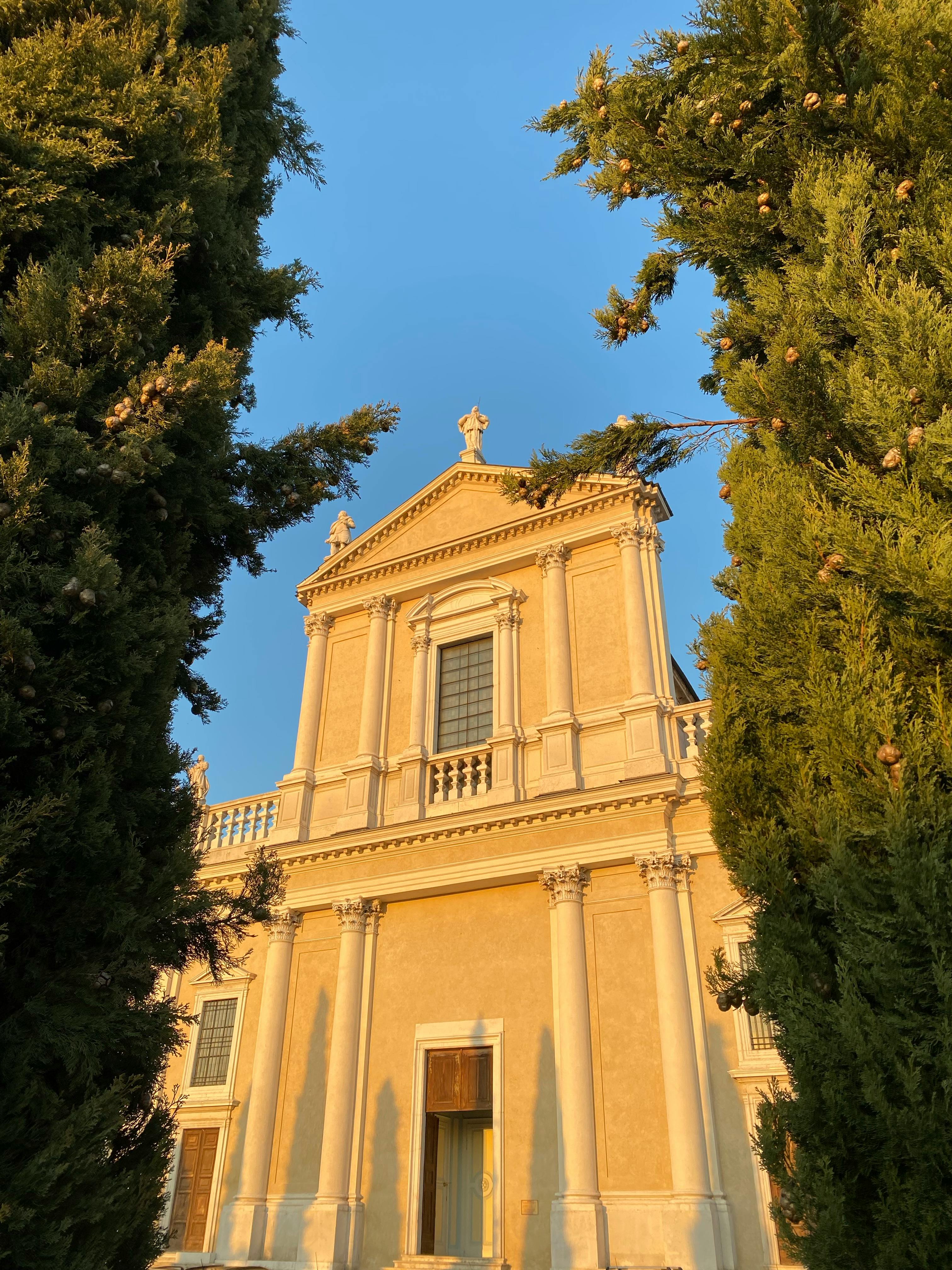 Facciata della Parrocchia di Chiusi Scalo – chiesa italiana in Toscana