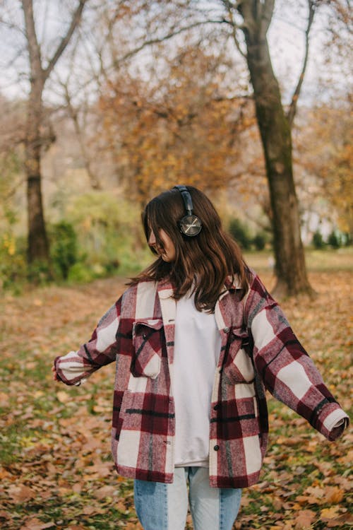 Foto stok gratis headphone, hutan, jaket kotak-kotak