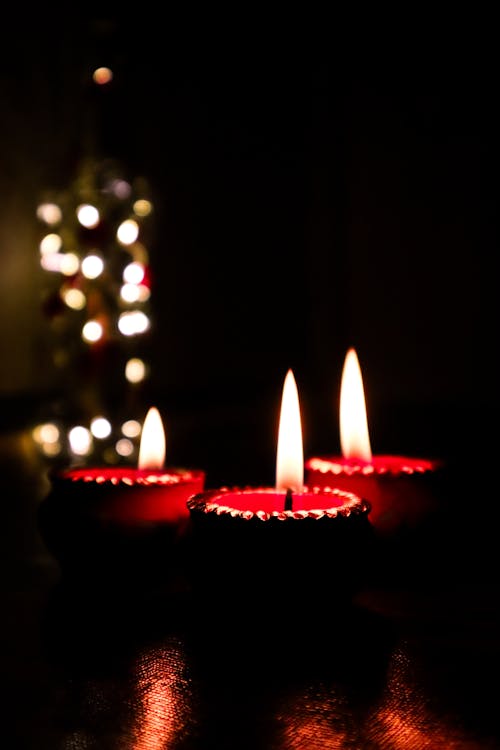 Immagine gratuita di ardente, buio, candele di cera