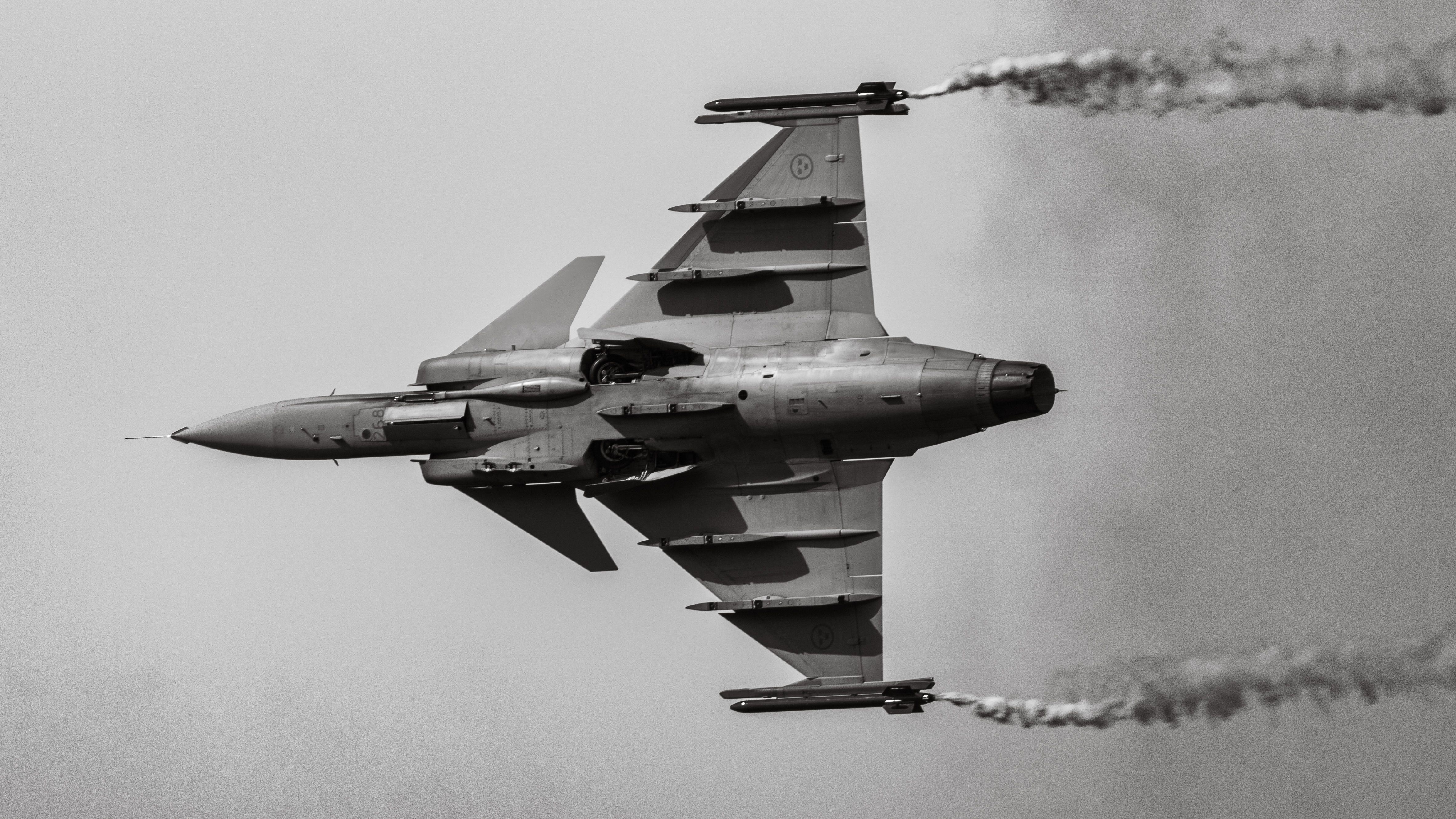 Military Airplane in Black and White · Free Stock Photo