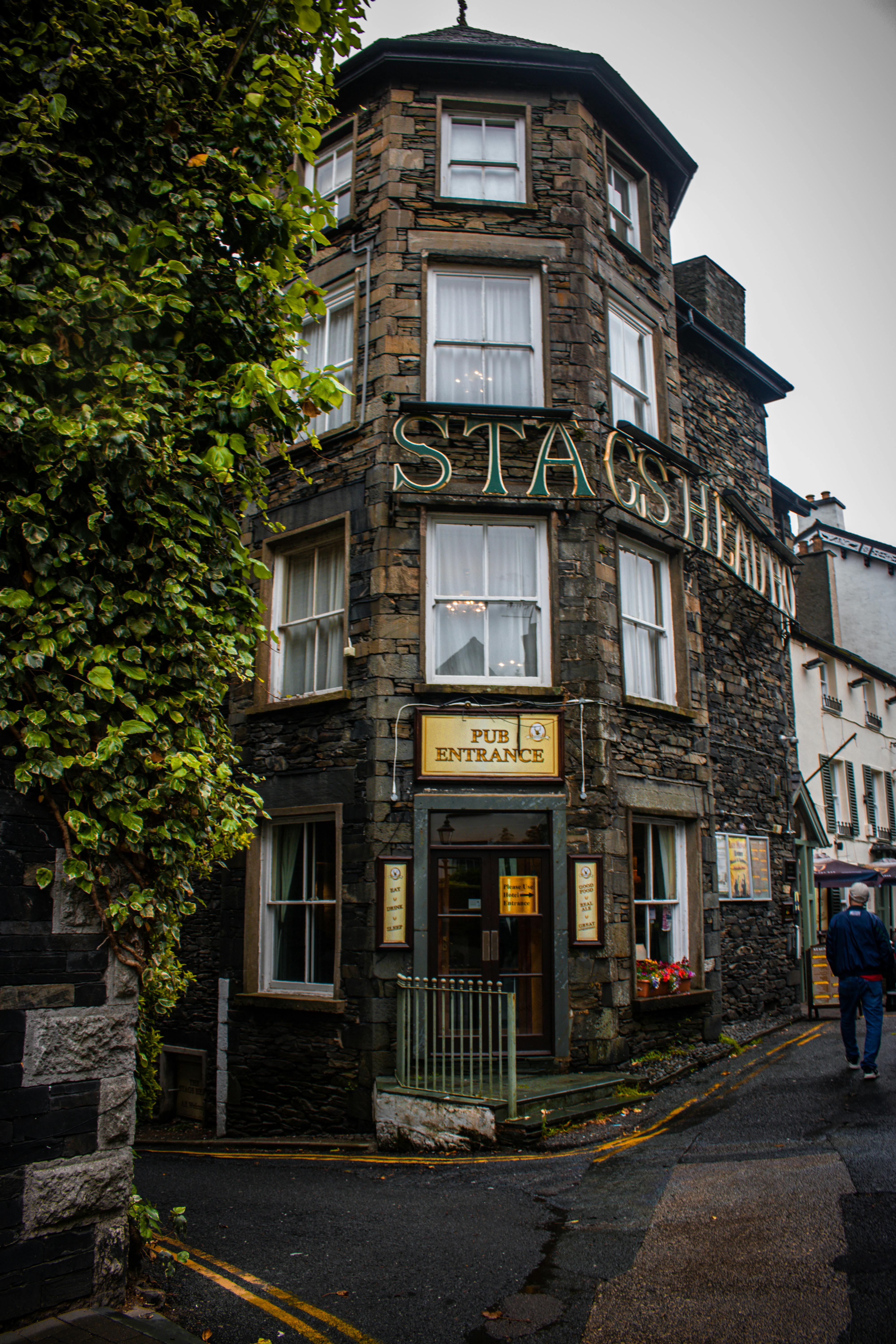 Stags Head Hotel with Pub in BownessonWindermere in England · Free