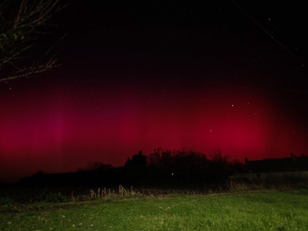 Fotobanka s bezplatnými fotkami na tému červené svetlo, severná polárna žiara, v noci