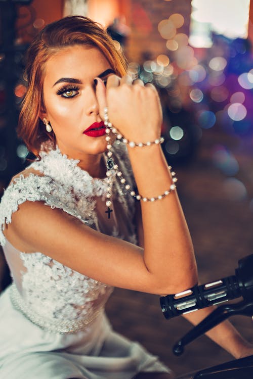 Femme Vêtue D'une Robe En Dentelle Blanche