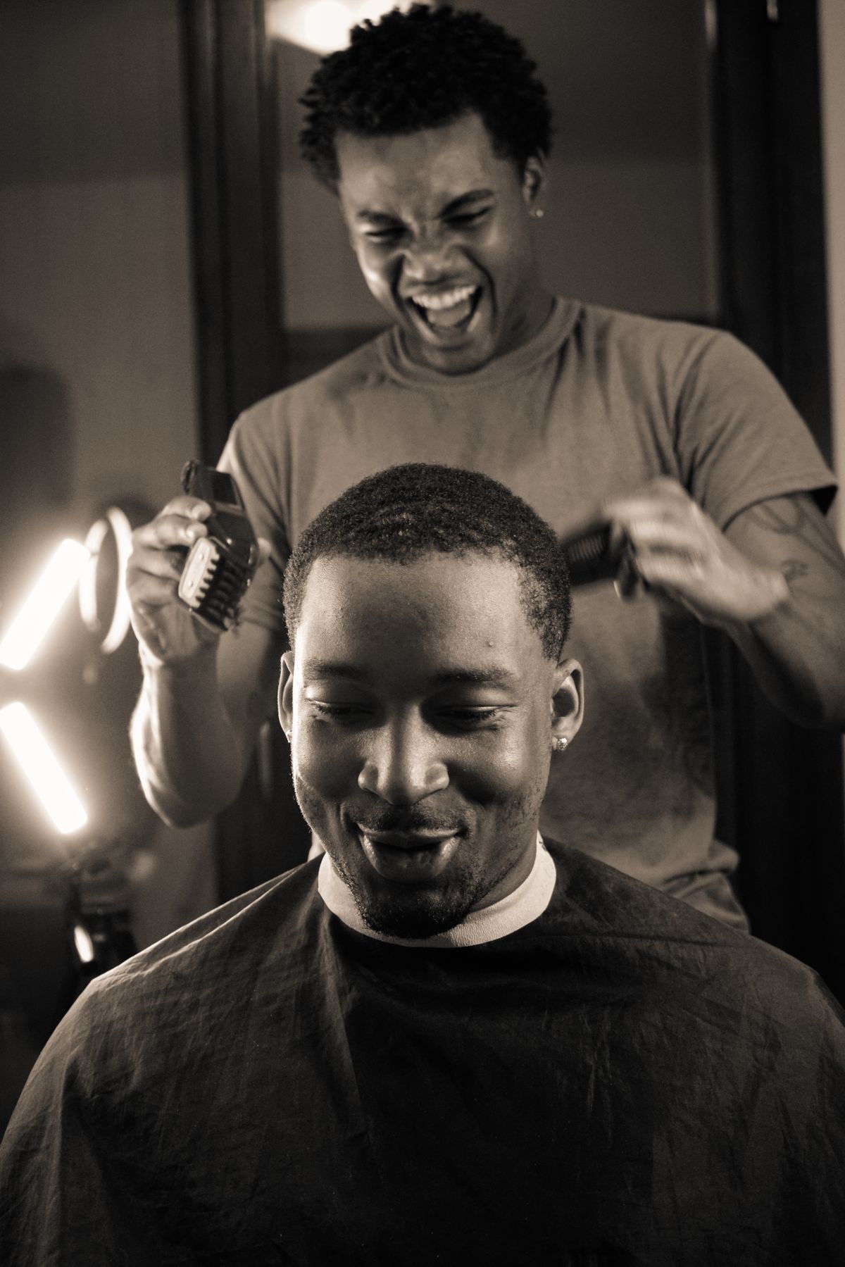 Cliente relaxando enquanto o barbeiro realiza o atendimento em uma barbearia