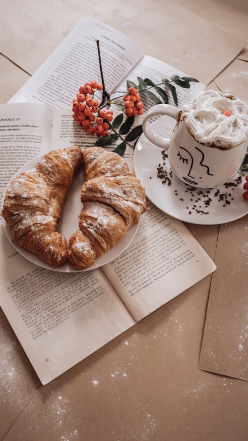 Gratis stockfoto met aesthetisch, boek, croissant