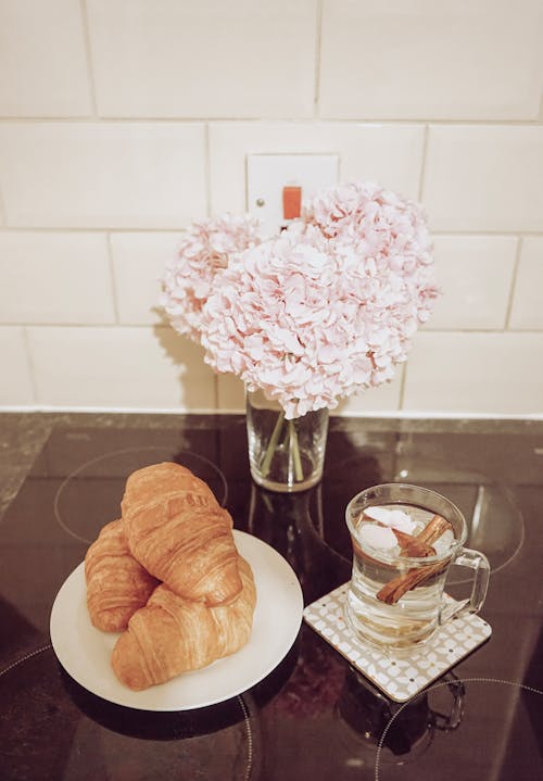 Gratis stockfoto met aesthetisch, croissant, kamille thee