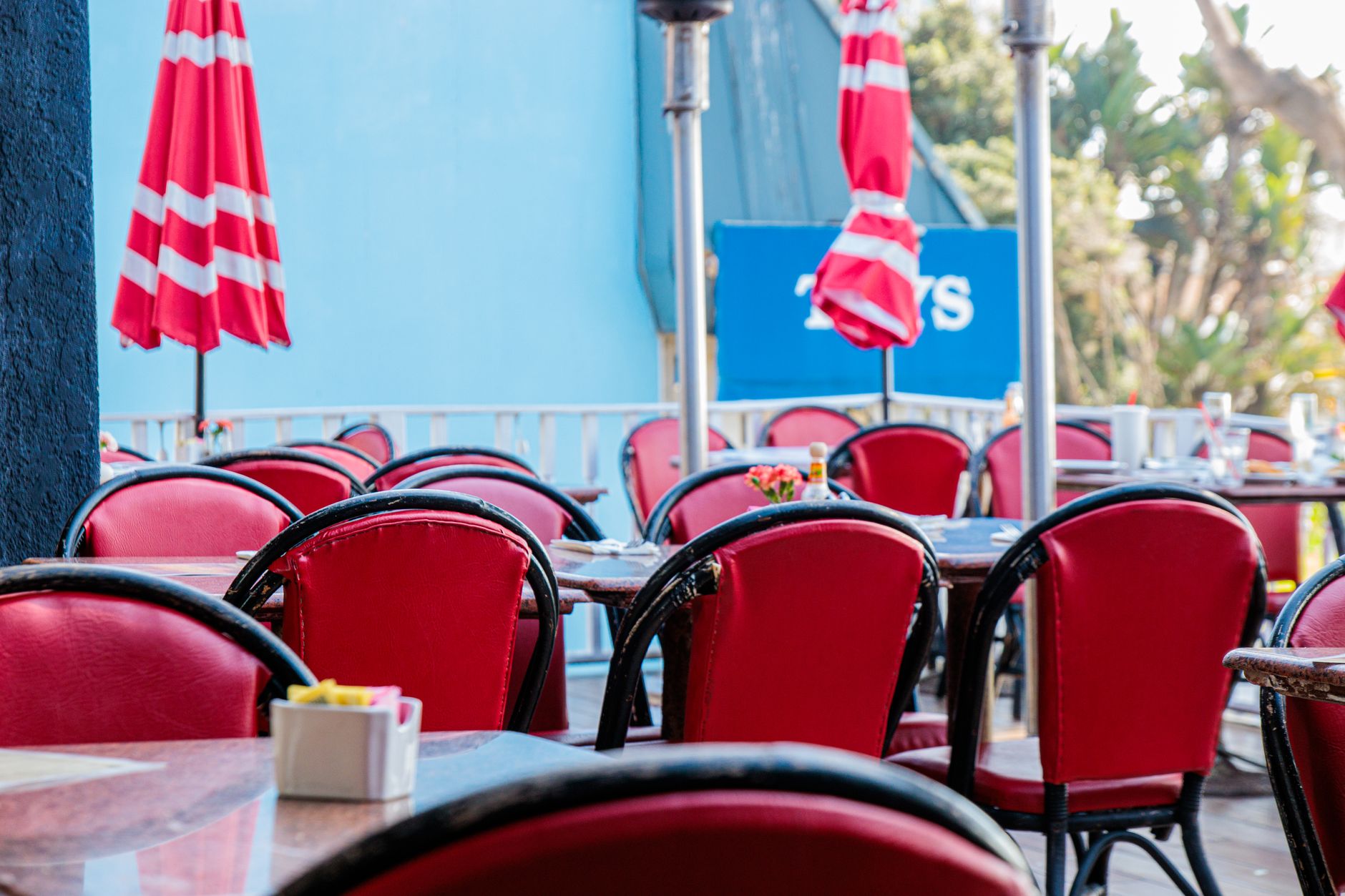 Risky Lobster Tan Trend Highlights Outdoor Dining Hazards and Health Warnings
