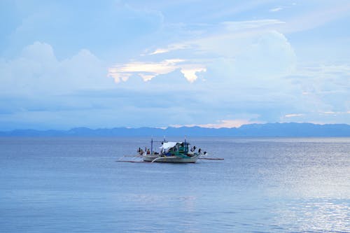 Foto profissional grátis de azul, barco de pesca, calma