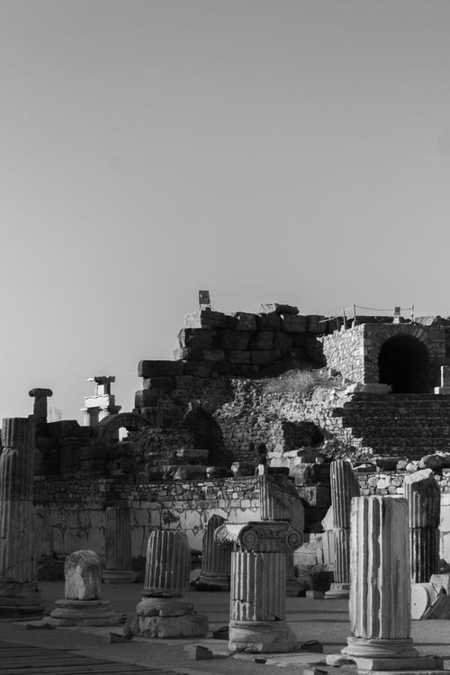 Free Black and white photo of ancient ruins with columns in İzmir, Türkiye. Stock Photo