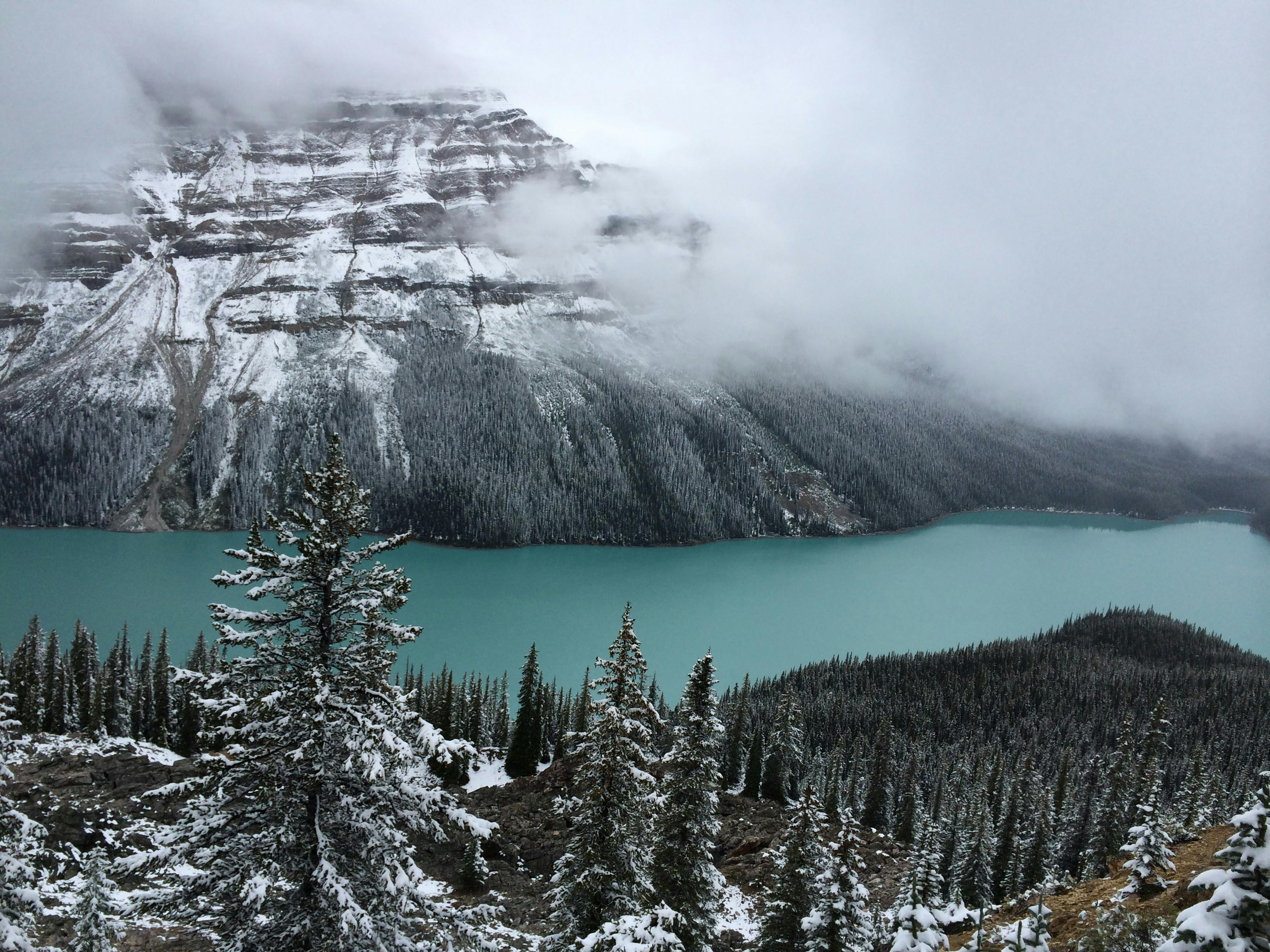 班夫国家公园内，阿尔伯塔省白雪皑皑的山脉与碧绿湖泊，构成壮丽的冬季景色