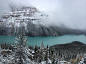 班夫国家公园内，阿尔伯塔省白雪皑皑的山脉与碧绿湖泊，构成壮丽的冬季景色