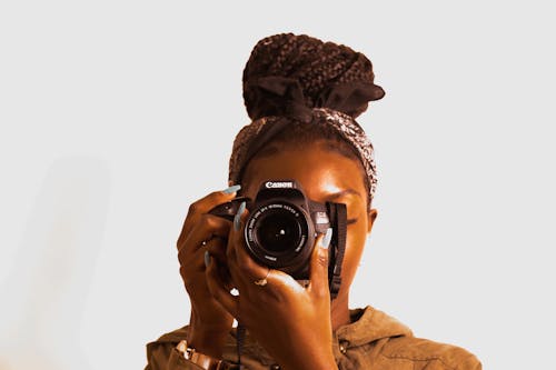 キヤノンデジタル一眼レフカメラを使用している女性
