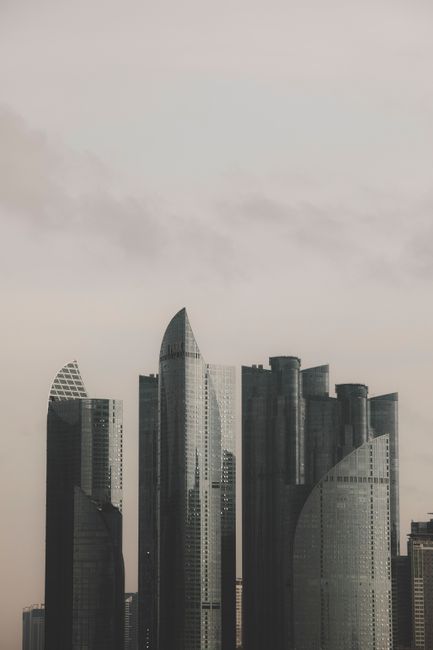 Fotomural Impresionante toma vertical de rascacielos modernos en Namcheon-dong, Busan, Corea del Sur, que muestra arquitectura contemporánea.