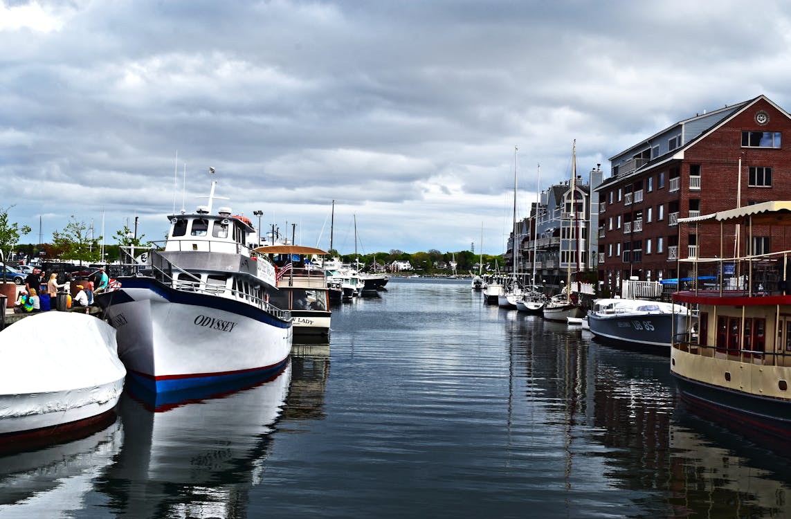 Kostnadsfri bild av båtar, byggnader, flod