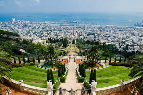 Vista Panorámica De Las Casas De Setos Y Crudos A Través De Una Gran Masa De Agua