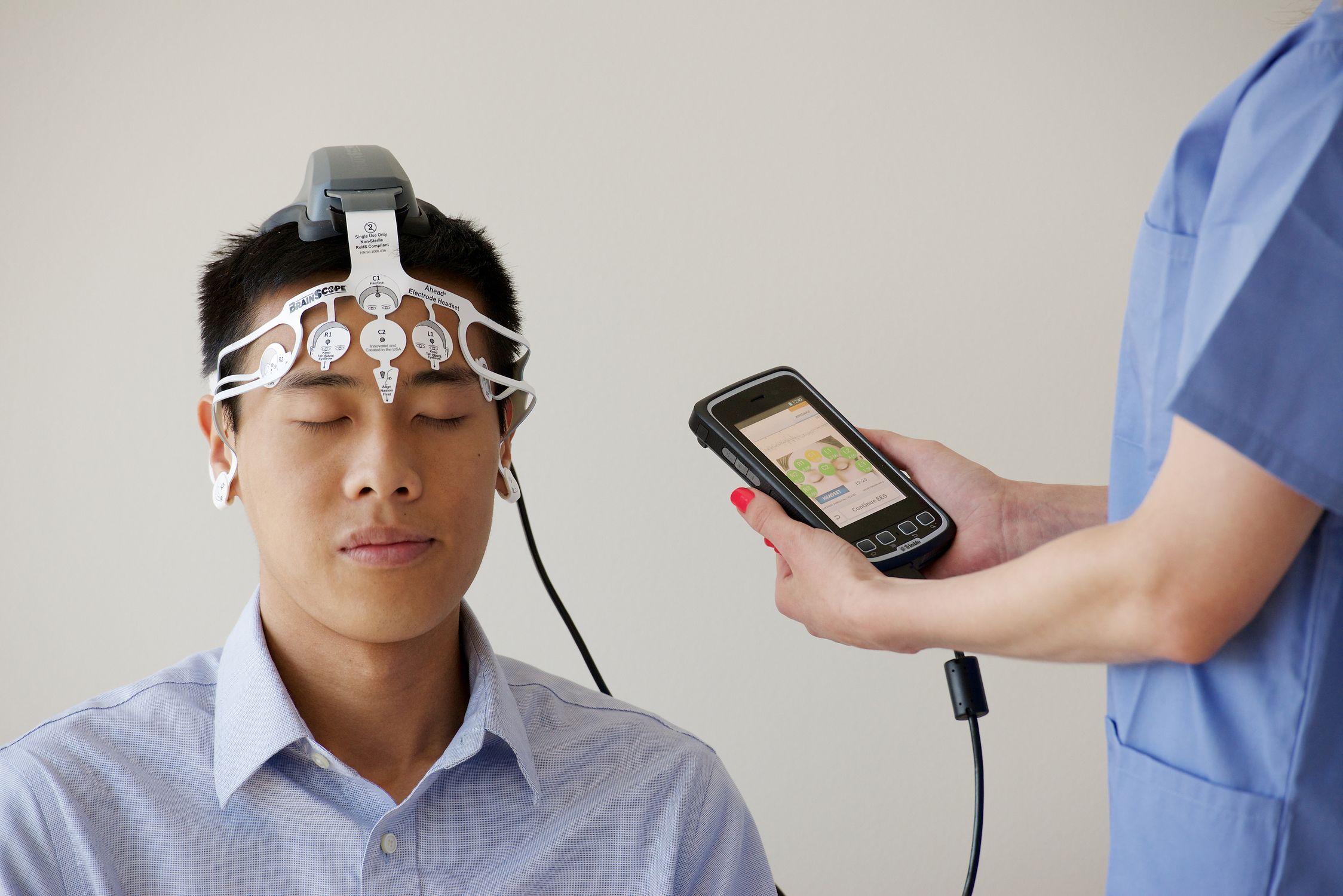 Representação tecnológica do cérebro em ambiente clínico, simbolizando o estudo da neurociência sobre a impulsividade e o autocontrole
